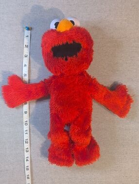 Hasbro Sesame Street Tickle Me Elmo 14" Talking Laughing Plush Toy, Works!
